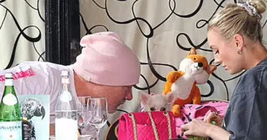 Damien Hirst Snuggles With Girlfriend's Chihuahua in Lindon - Chihuacorner.com